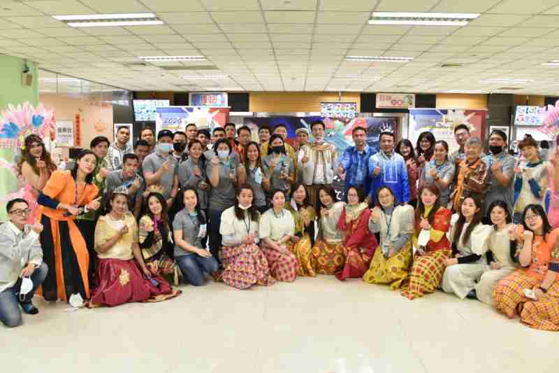 友達推動「安心、、、創新、、、用心、、、、同心、、、、盡心」五星職旅，，為菲籍員工打造全方位照護，，，首度贏得「人權實踐與發展領袖獎」殊榮