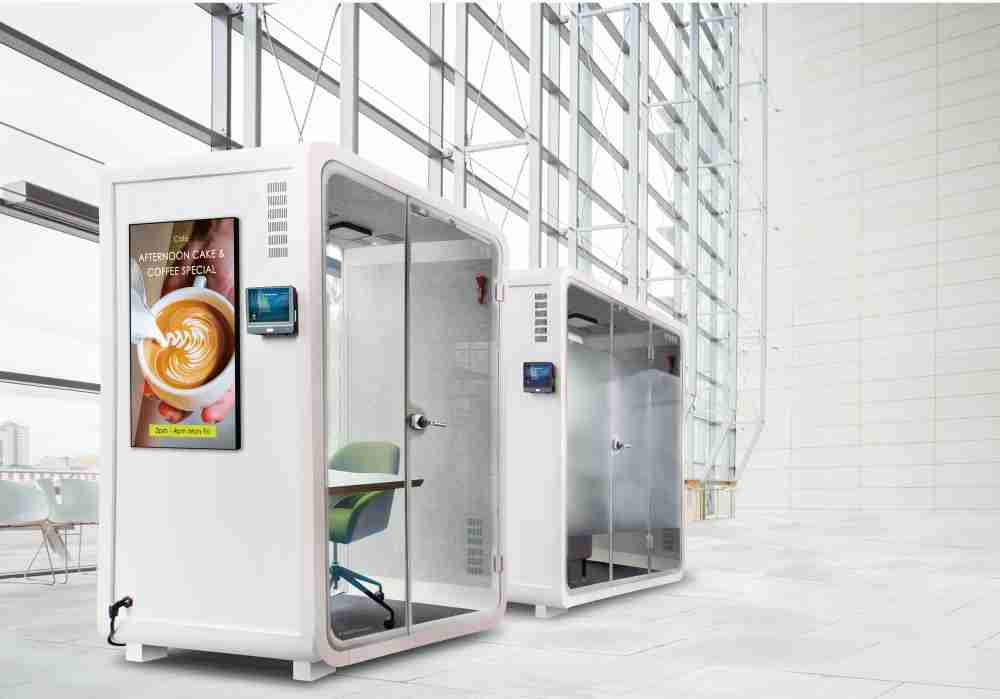 NG大舞台子公司达擎之智慧行动办公舱，，，采用PDLC智能调光玻璃设计，，，透过通电与断电的电流切换，，，呈现透明与雾面效果，，，具节能降耗特性并兼顾隐私，，，，确保信息安全