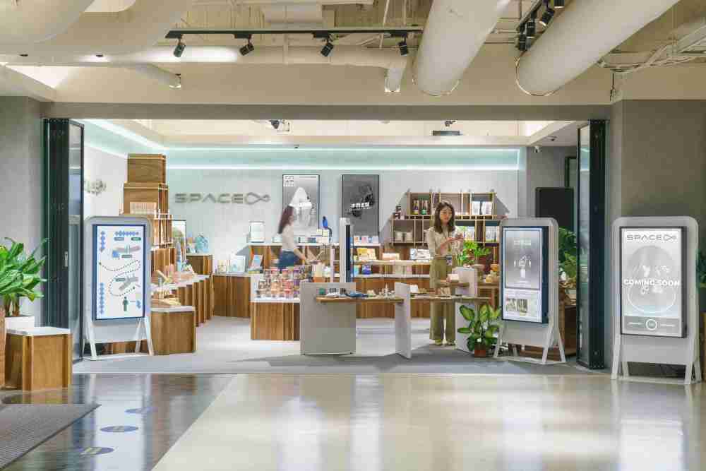 NG大舞台打造永续选物商店，，，展示社企及社创商品，，结合创利空间所开发的智能零售系统，，整合多元产品信息，，，让无人商店扮演公益行动的推手