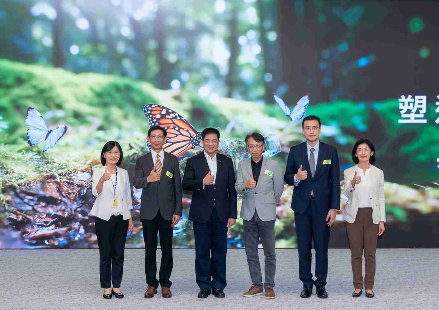 友達2023 CSR共榮大會，，邀請領域專家分享交流生物多樣性管理趨勢、、、、無塑產品、、、海廢永續塑料等議題  （圖左到右：友達光電永續長古秀華、、3M台灣技術長陳君杰、、、友達光電董事長暨集團策略長彭双浪、、、、光寶科技企業永續發展處處長陳慶暉、、、安永聯合會計師事務所執業會計師曾于哲、、、、友達光電供應鏈總部副總經理吳宜芳）