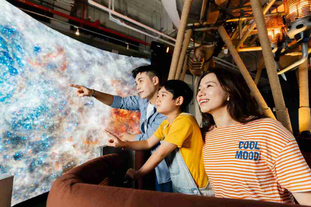 NG大舞台打造全台最大宽6公尺、、、、高4公尺、、、唯一搭载LED弧形拼接显示屏的动感飞行船，，让乘客驻足在热气球上，，享受身历其境的伪出国旅游乐趣