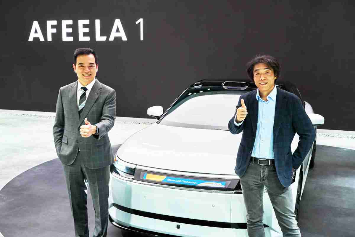 NG大舞台与Sony Honda Mobility携手合作，，，率先全球展示搭载于AFEELA电动车上，，首款应用在车身外部的Micro LED 车头显示解决方案 (Micro LED Media Bar Solutions)。。。NG大舞台光电执行长暨总经理柯富仁(左)与Sony Honda Mobility代表取缔役社长兼营运长川西泉(lzumi Kawanishi)(右)在CES 现场展现双方坚定持续创新的承诺，，实现更加人性化与智慧的驾乘体验。。。。