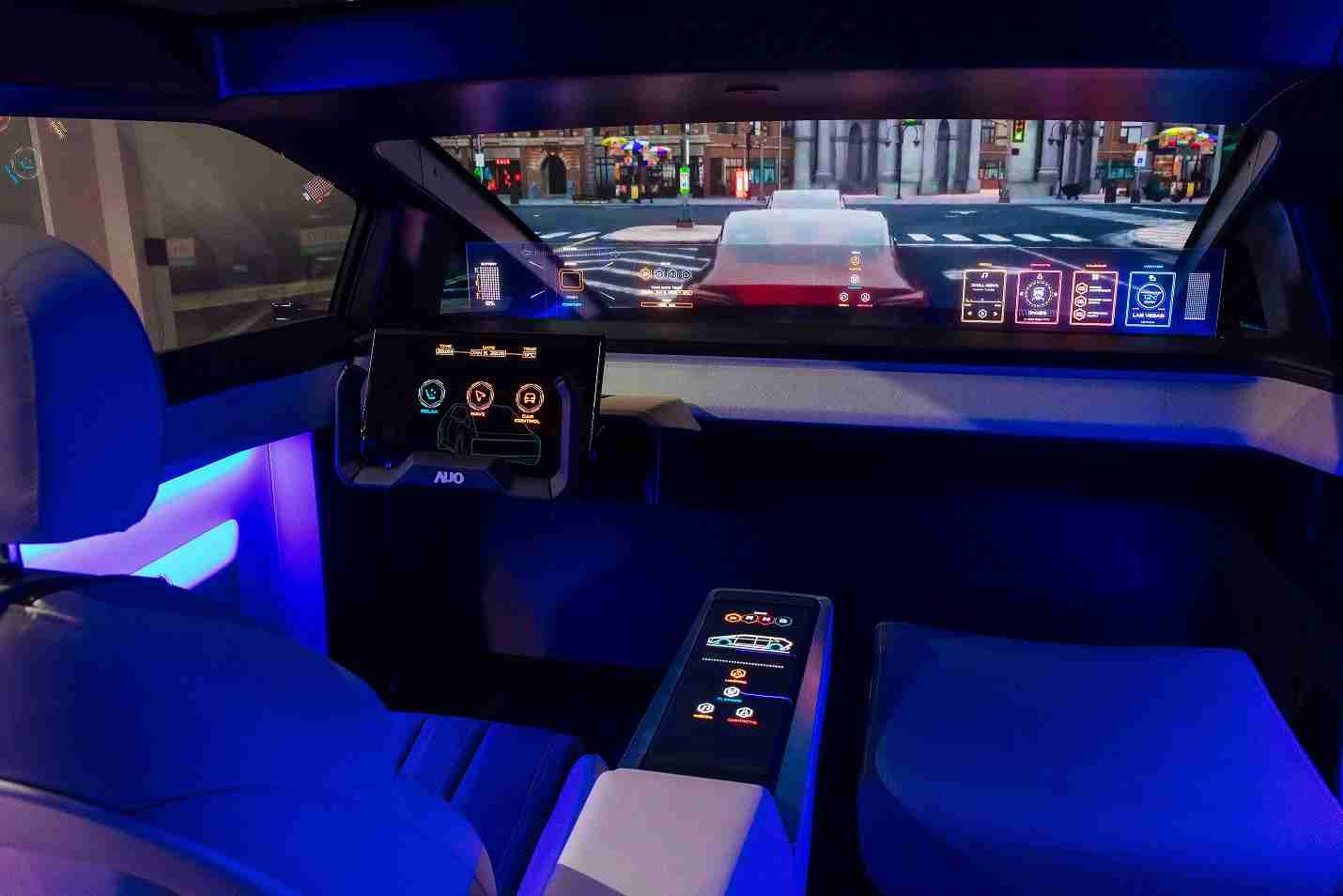 NG大舞台连续四年入围科睿唯安全球百大创新机构，，，专利布局科技与绿色创新前沿。。图为NG大舞台发挥先进显示科技Micro LED多元尺寸与型态应用优势所打造之智能车舱；同时，，，NG大舞台已于全球累积取得4500件节能减碳相关的专利证书，，，，当中2024年Micro LED年度获证量占比已超过8成