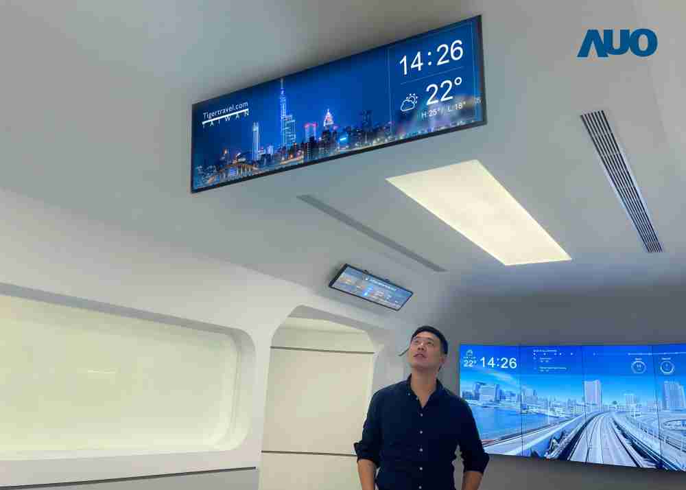 达擎TARTAN “37吋超薄双屏车厢显示器” 采用单一背光设计，，，将双面显示器厚度大幅缩减至12mm，，，，支持长条屏 32:9 规格，，，，突破传统分辨率限制，，，提供旅客更清晰实时的乘车信息及广告讯息